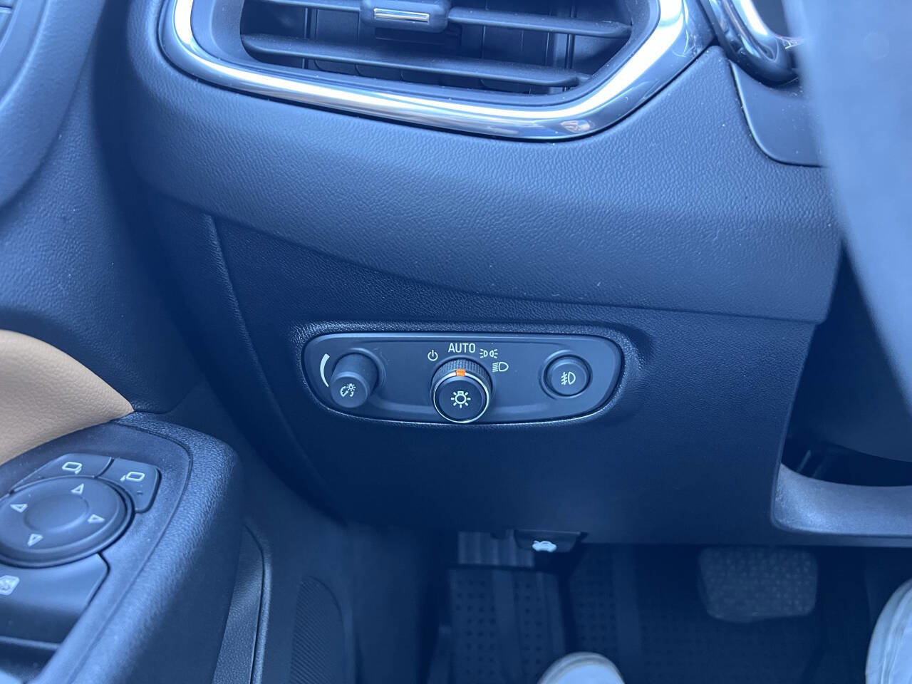 Used 2019 Chevrolet Equinox Premier image 16