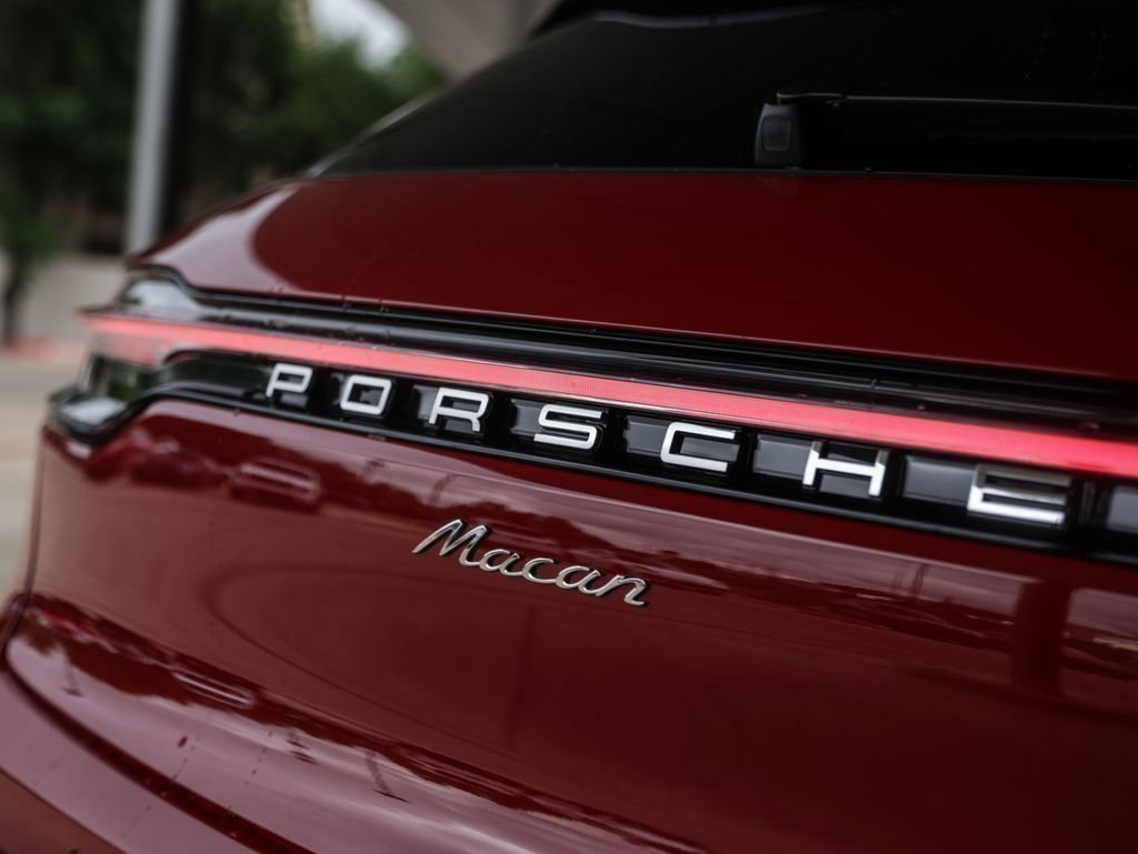 Certified 2025 Porsche Macan image 12