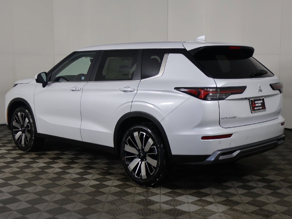 New 2026 Mitsubishi Outlander SE image 13
