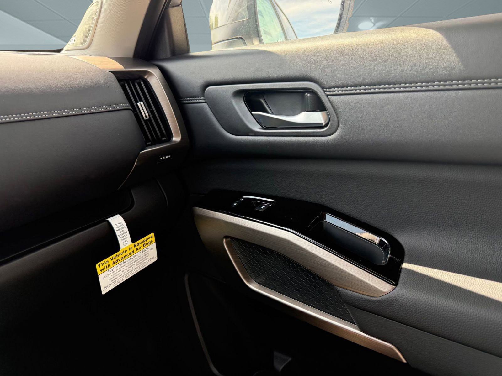 New 2025 Nissan Pathfinder Platinum image 24