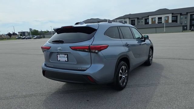 Used 2022 Toyota Highlander XLE AWD/4WD image 7