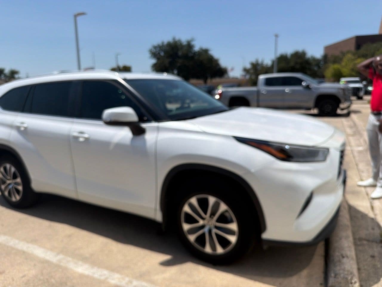 Used 2024 Toyota Highlander XLE FWD image 2