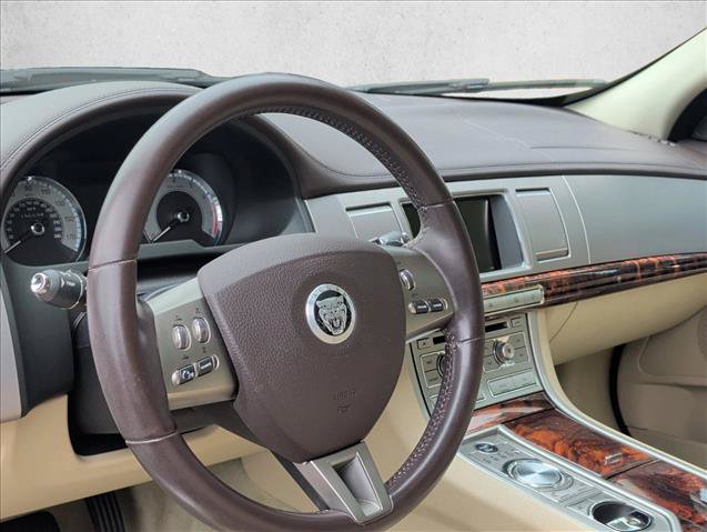 Used 2010 Jaguar XF Premium RWD image 11