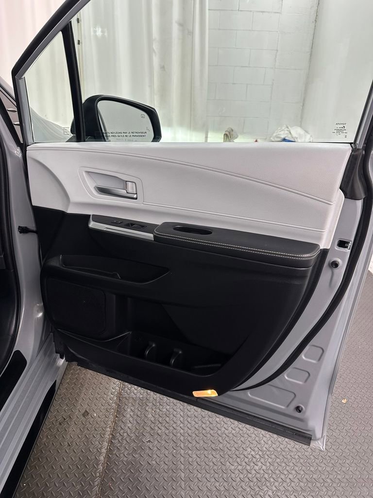 Used 2025 Toyota Sienna XSE image 34