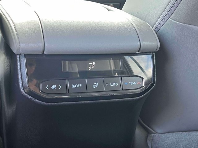 Used 2023 Toyota Highlander XLE AWD/4WD image 18