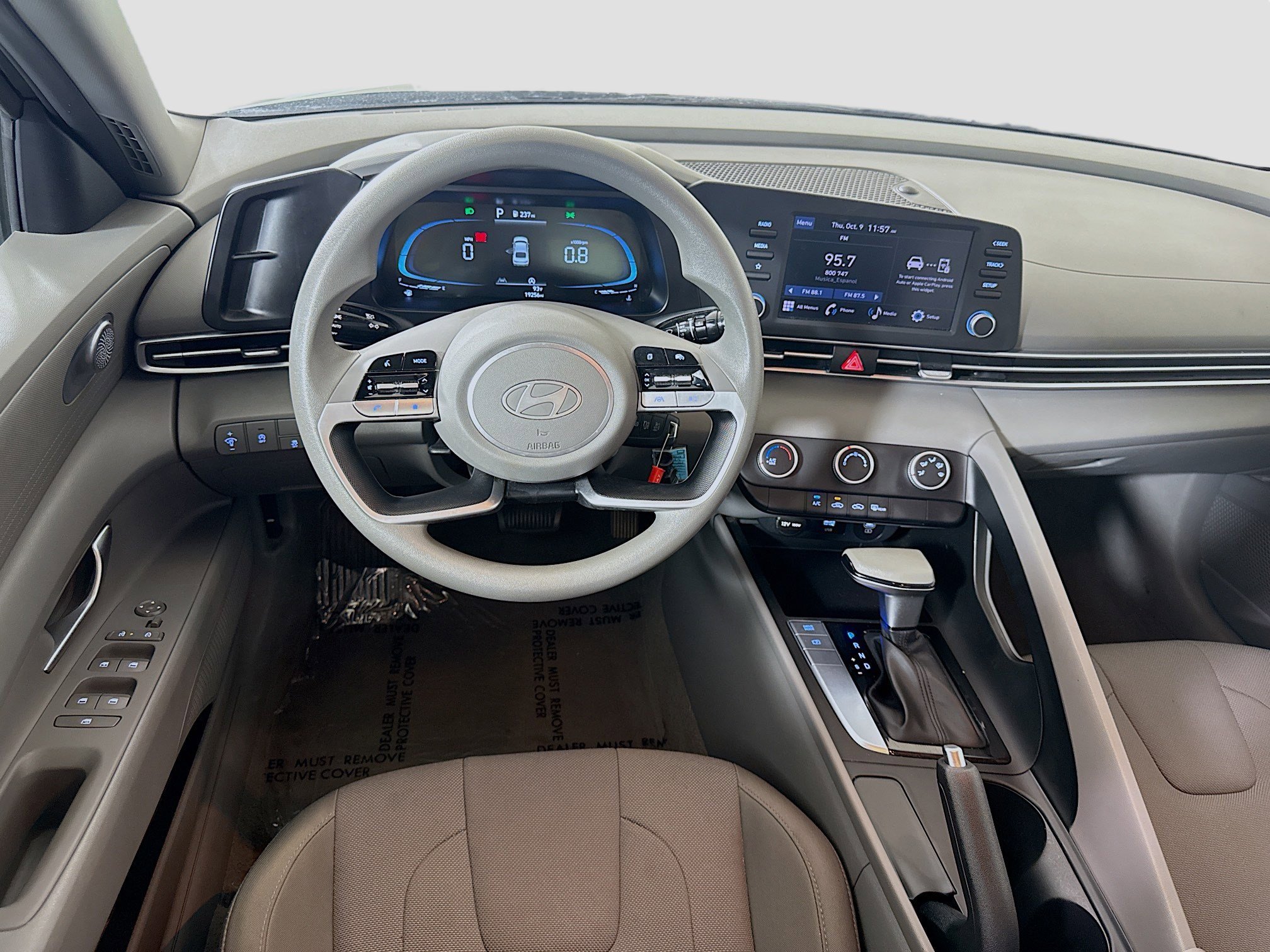 Used 2025 Hyundai Elantra SE image 17