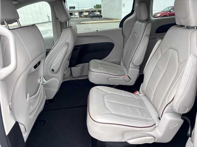 Used 2018 Chrysler Pacifica Limited w/ Tire & Wheel Group FWD image 31