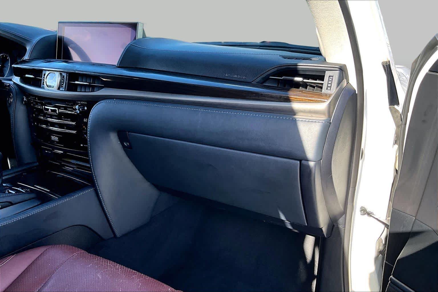 Used 2021 Lexus LX 570 4WD w/ Luxury Package image 16