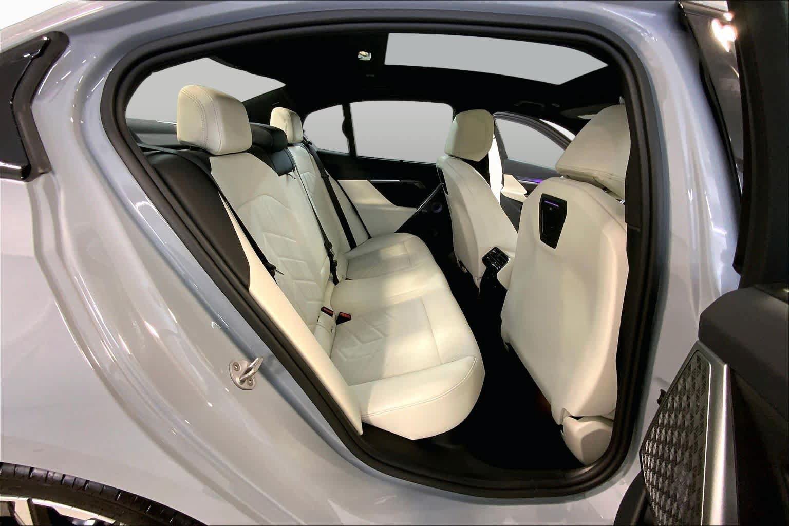 Used 2024 BMW i5 eDrive40i w/ Executive Package RWD image 18