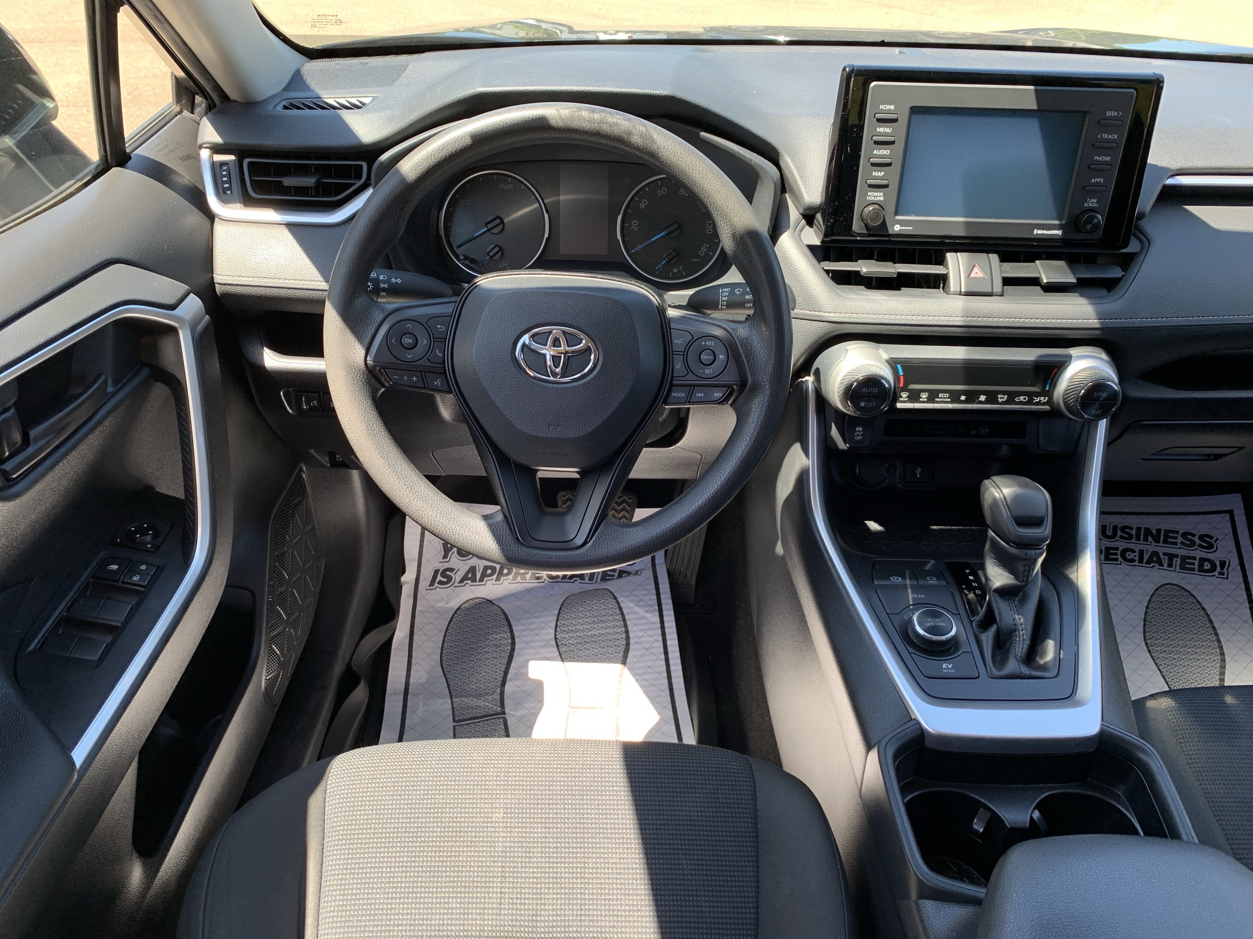 Used 2020 Toyota RAV4 LE w/ Carpet Mat Package AWD/4WD image 23