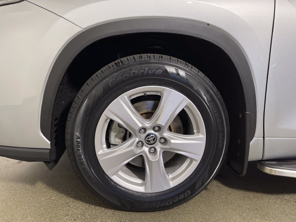 Used 2022 Toyota Highlander LE AWD/4WD image 11