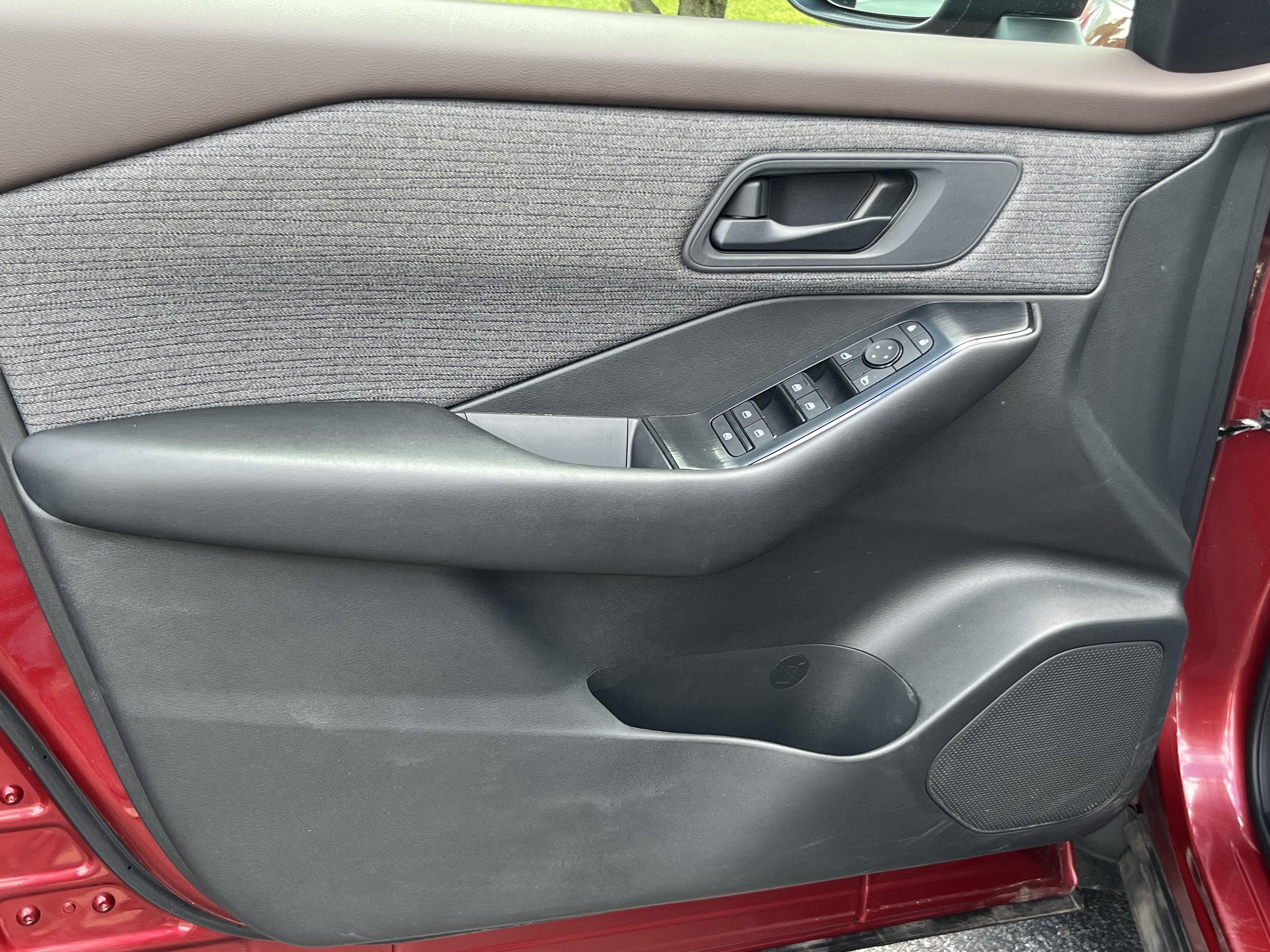 Used 2023 Nissan Rogue S AWD/4WD image 20