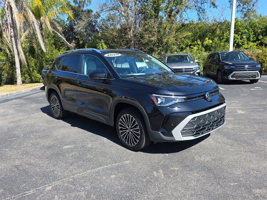 Used 2025 Volkswagen Taos SE image 2