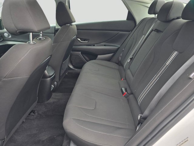 Used 2025 Hyundai Elantra SEL FWD image 15