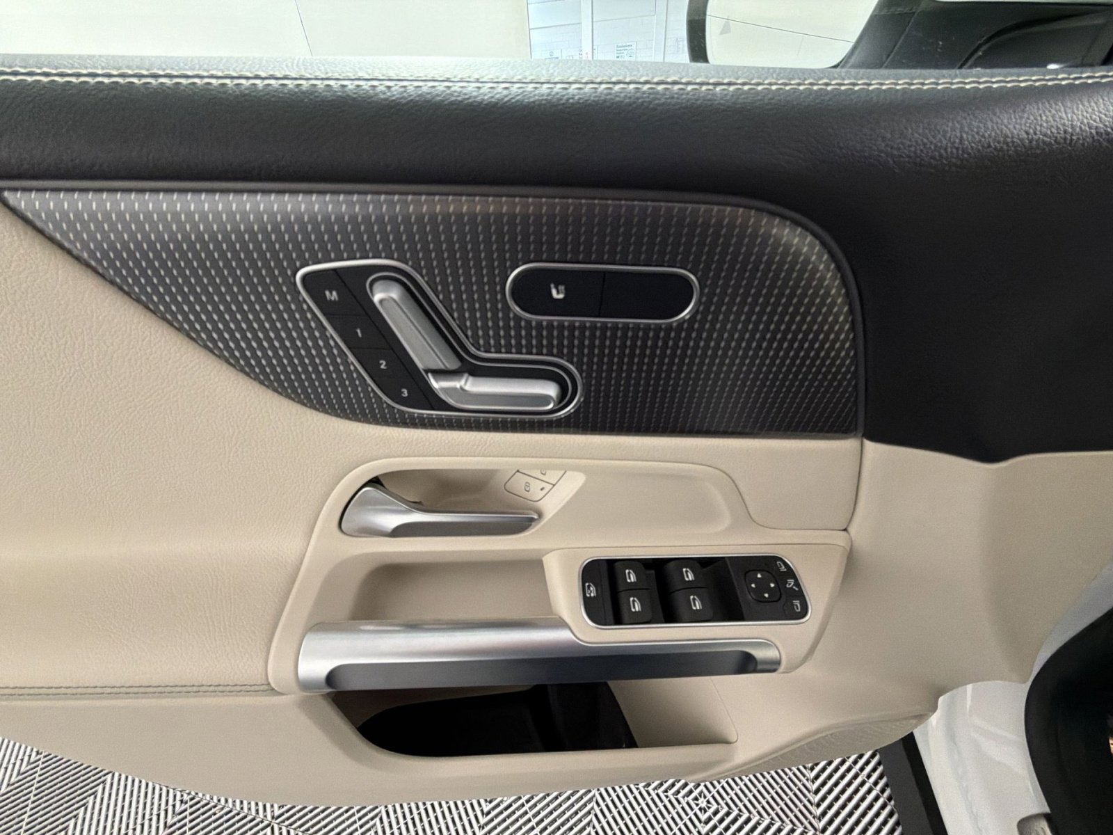 Used 2021 Mercedes-Benz GLB 250 4MATIC image 15