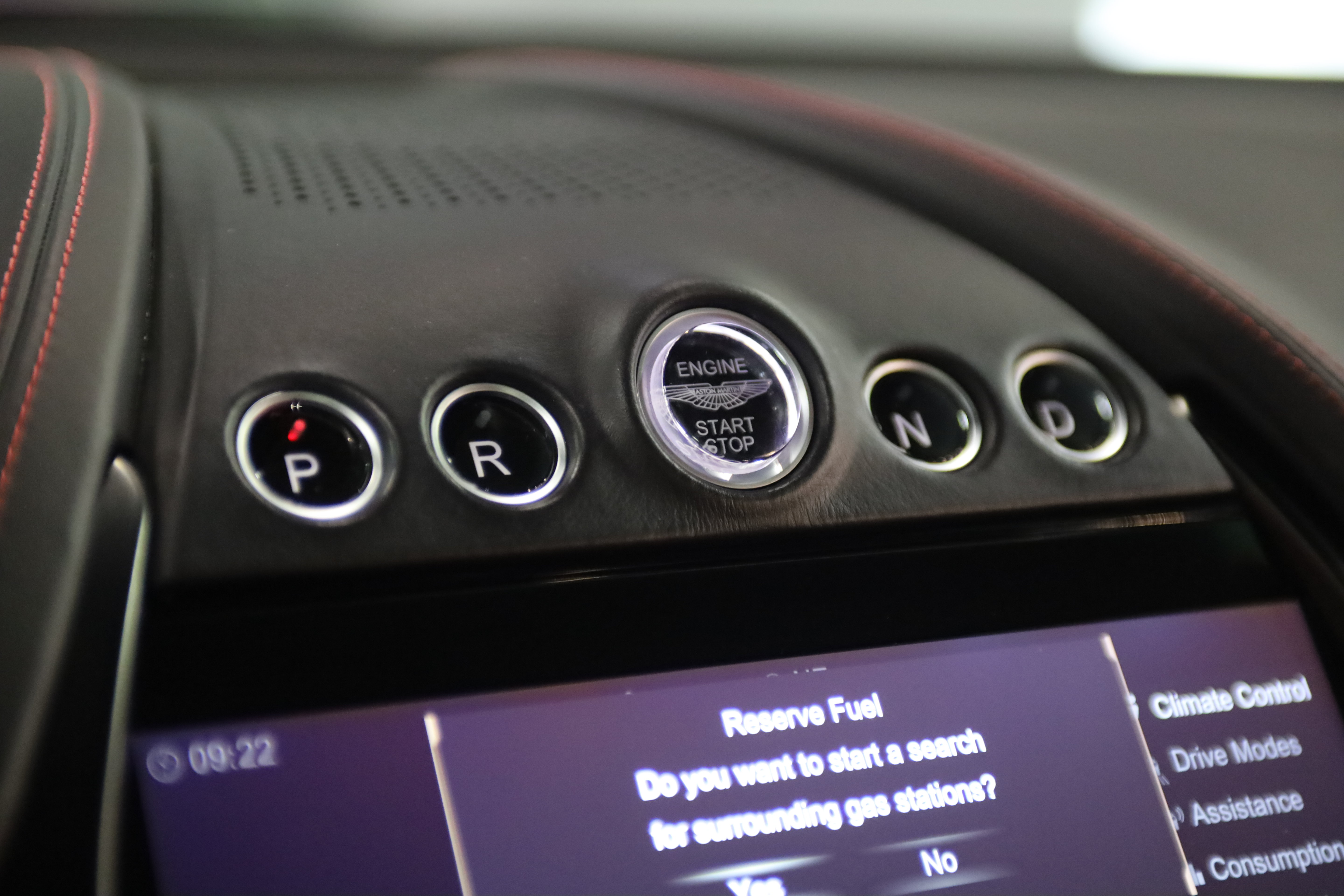 Used 2022 Aston Martin DBX AWD/4WD image 25