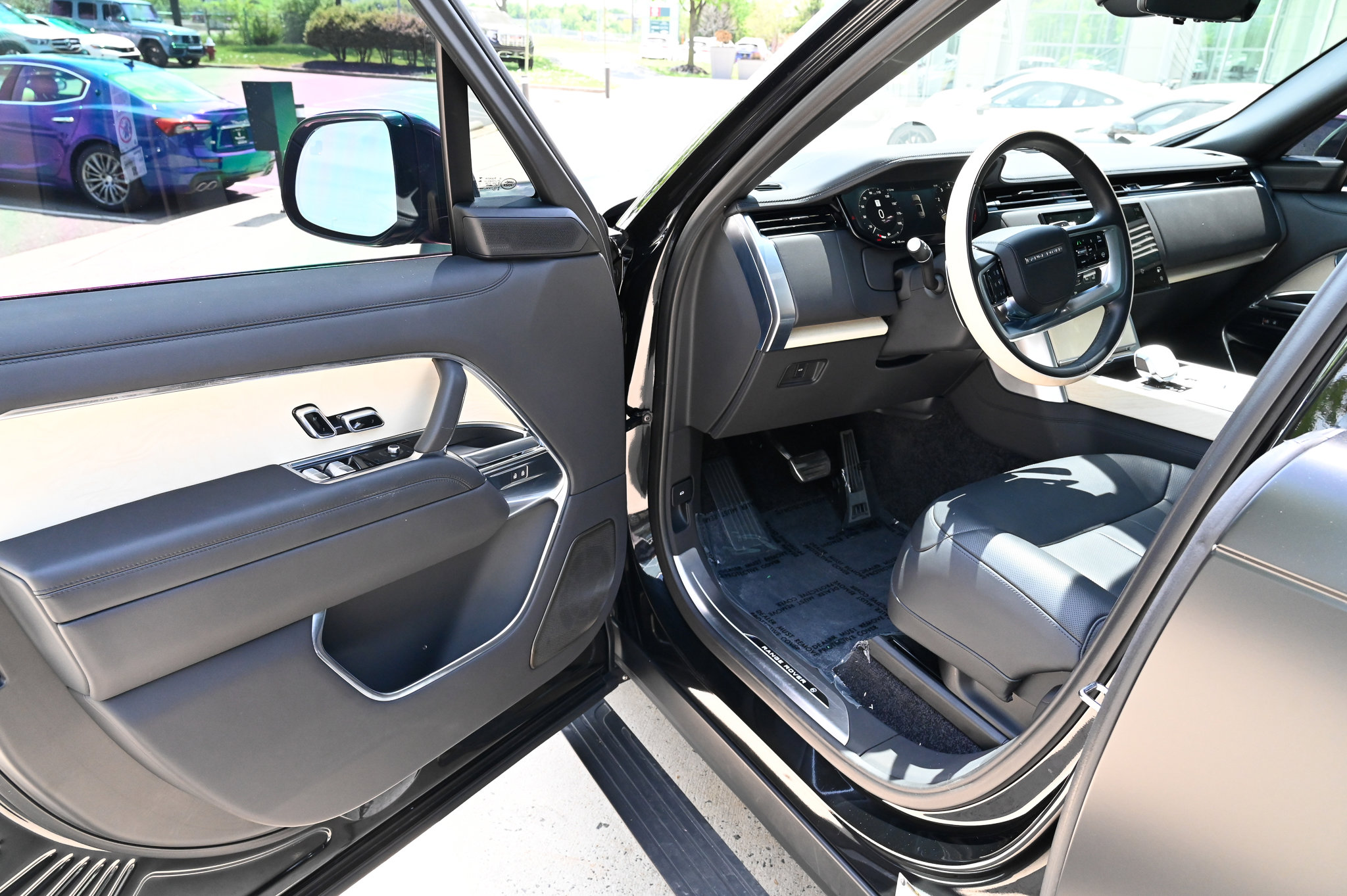 Used 2024 Land Rover Range Rover SV AWD/4WD image 15