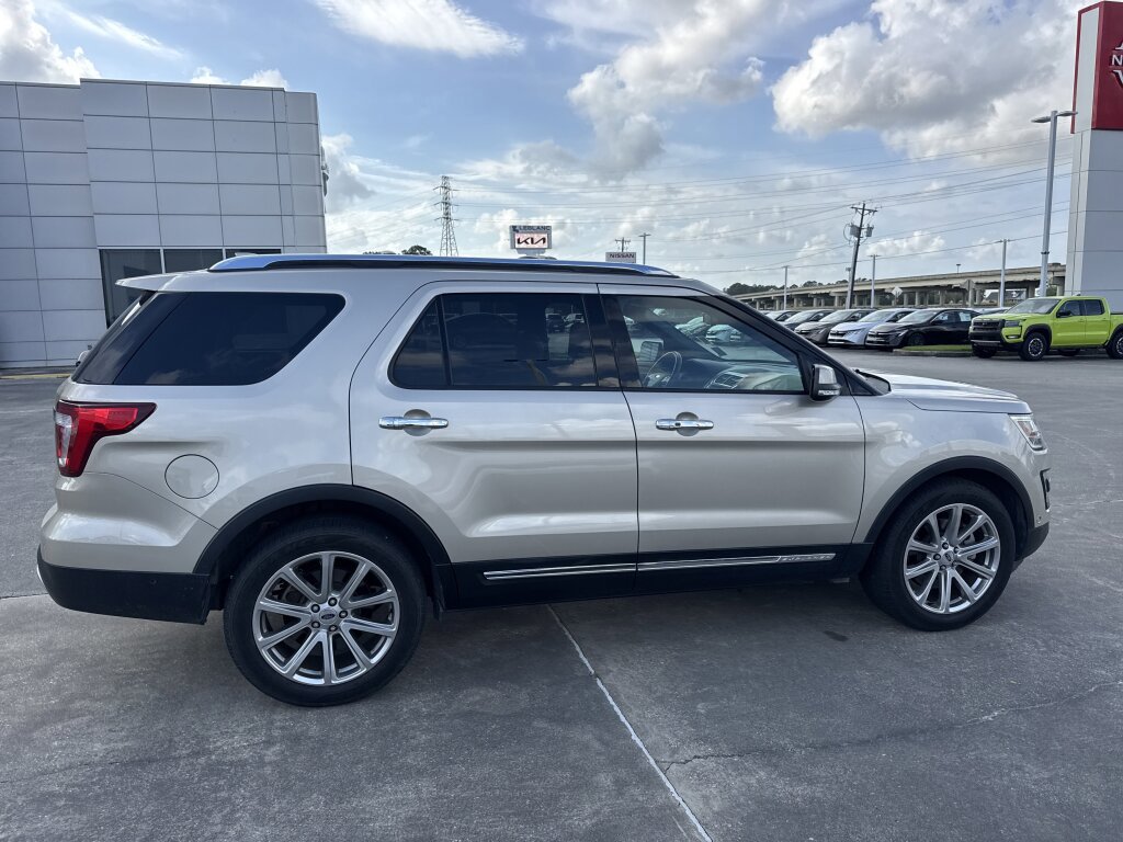 Used 2017 Ford Explorer Limited w/ Equipment Group 301A image 9