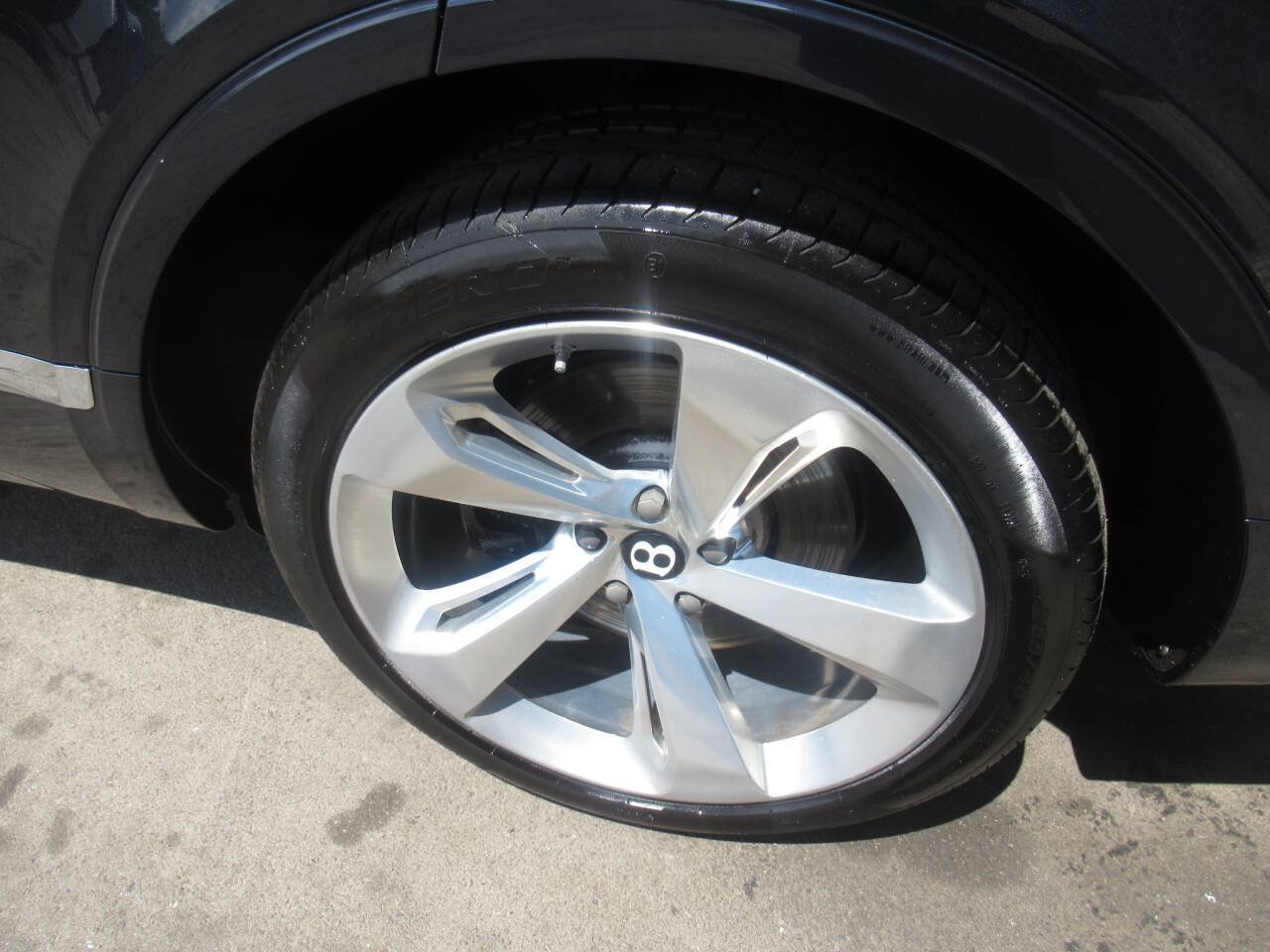 Used 2018 Bentley Bentayga AWD/4WD image 23
