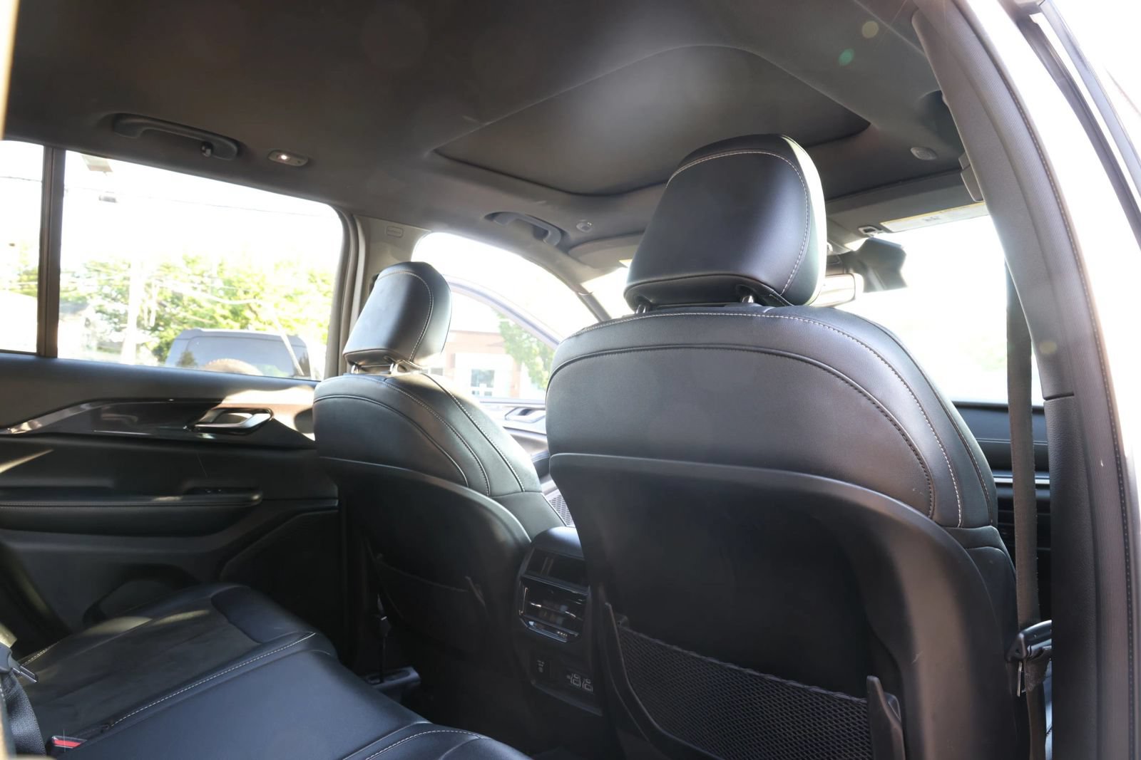 Used 2023 Jeep Grand Cherokee Altitude AWD/4WD image 24