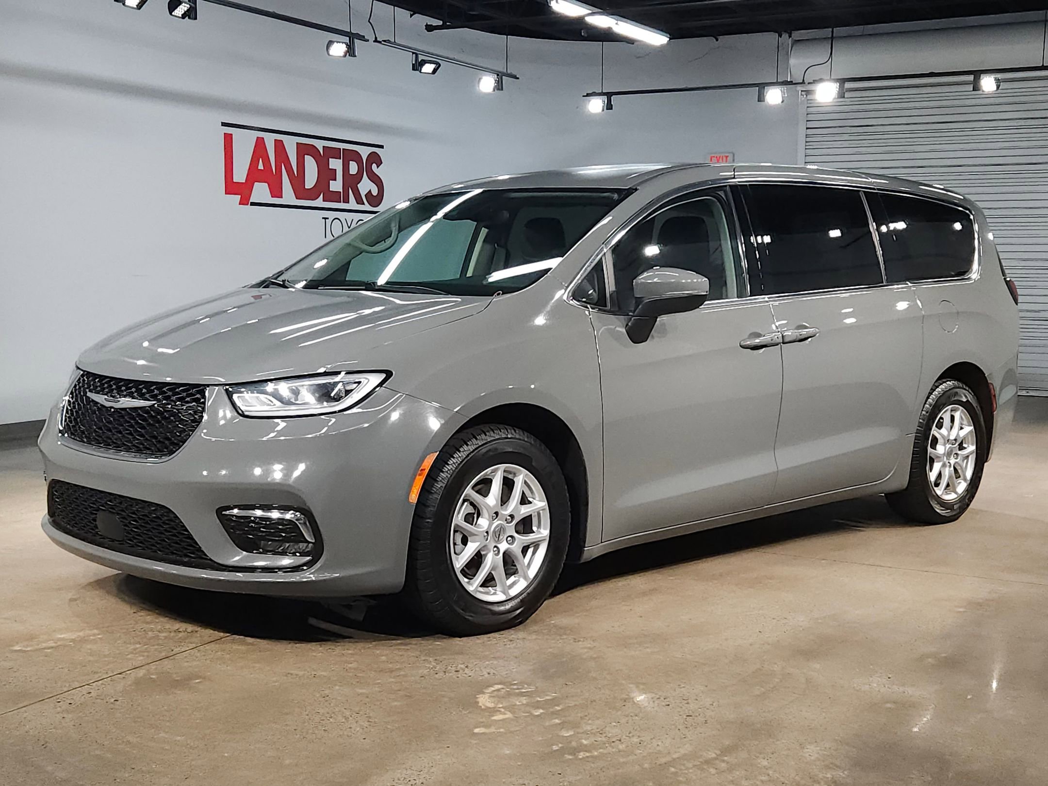Used 2023 Chrysler Pacifica Touring-L FWD image 3