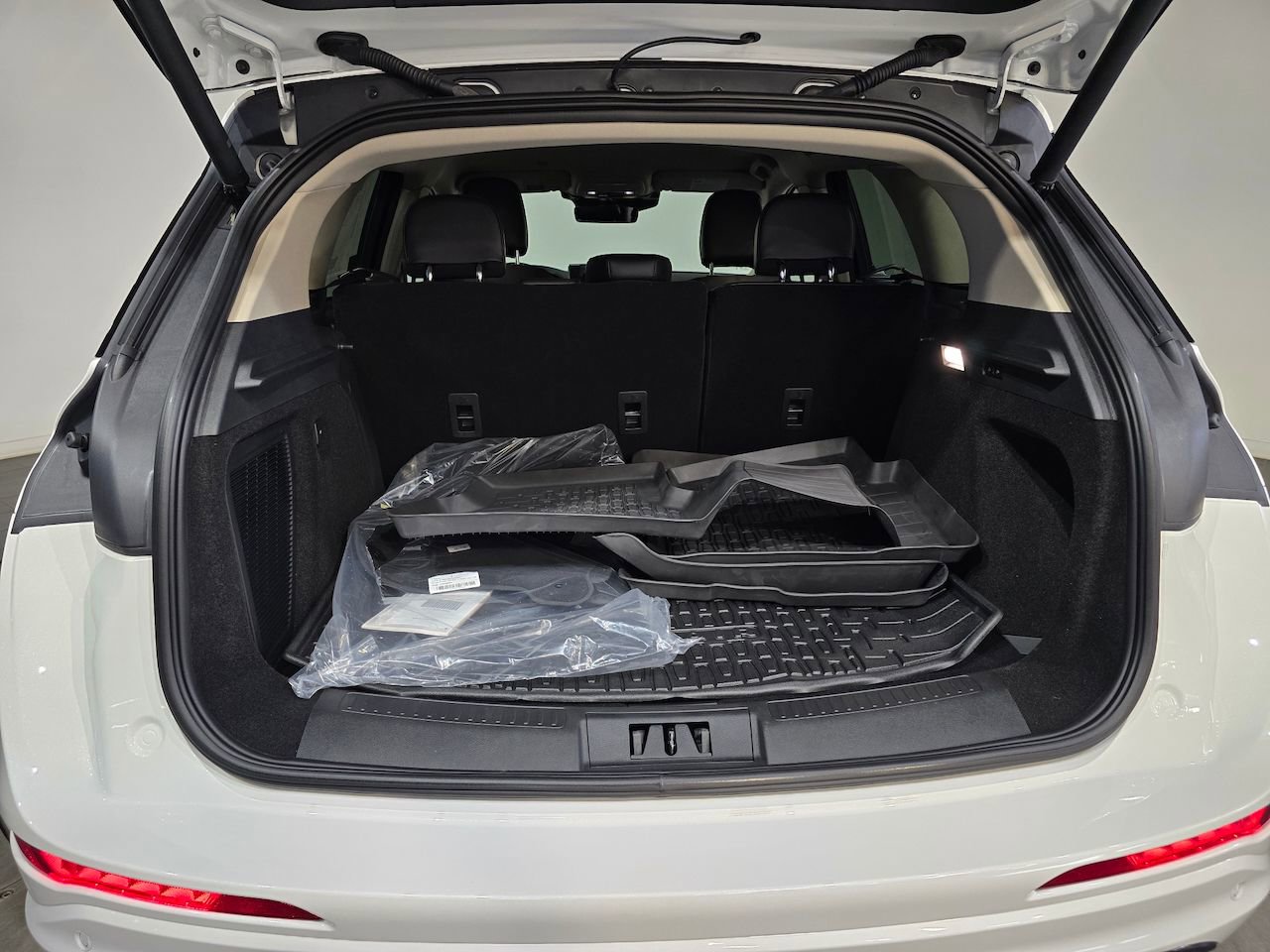 New 2026 Lincoln Corsair Premiere image 8