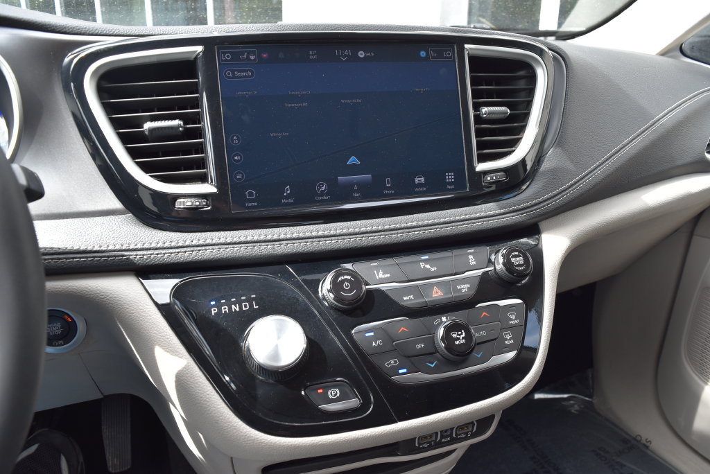 Used 2024 Chrysler Pacifica Limited FWD image 17