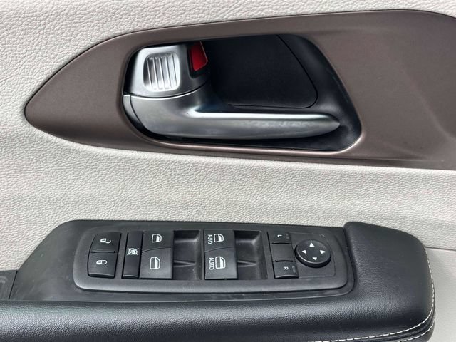 Used 2023 Chrysler Voyager LX FWD image 9