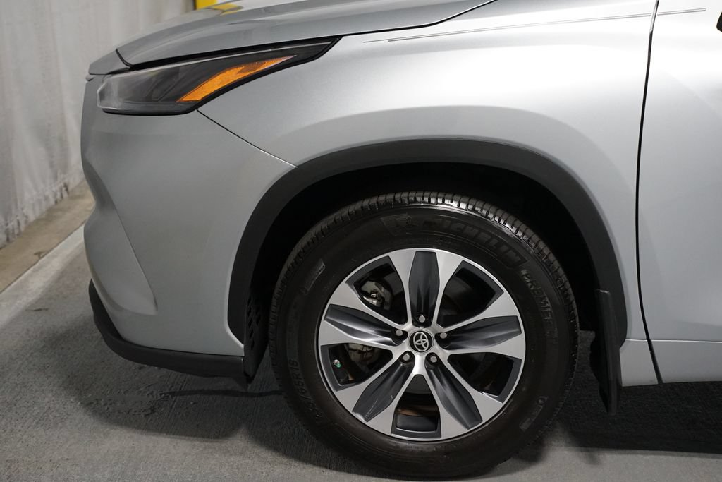 Certified 2024 Toyota Highlander XLE FWD image 5