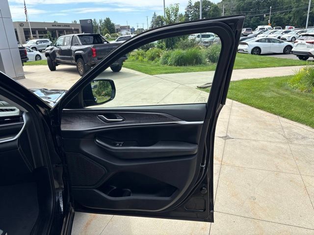 Used 2023 Jeep Grand Cherokee L Limited AWD/4WD image 36