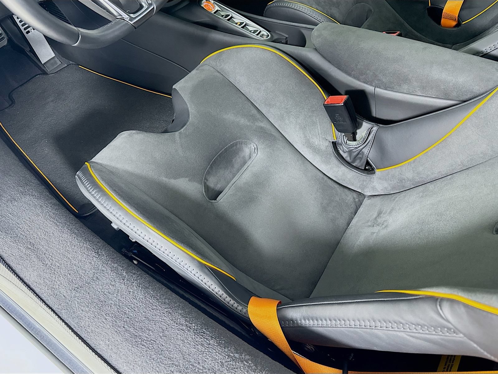 Used 2025 McLaren Artura Spider RWD image 18