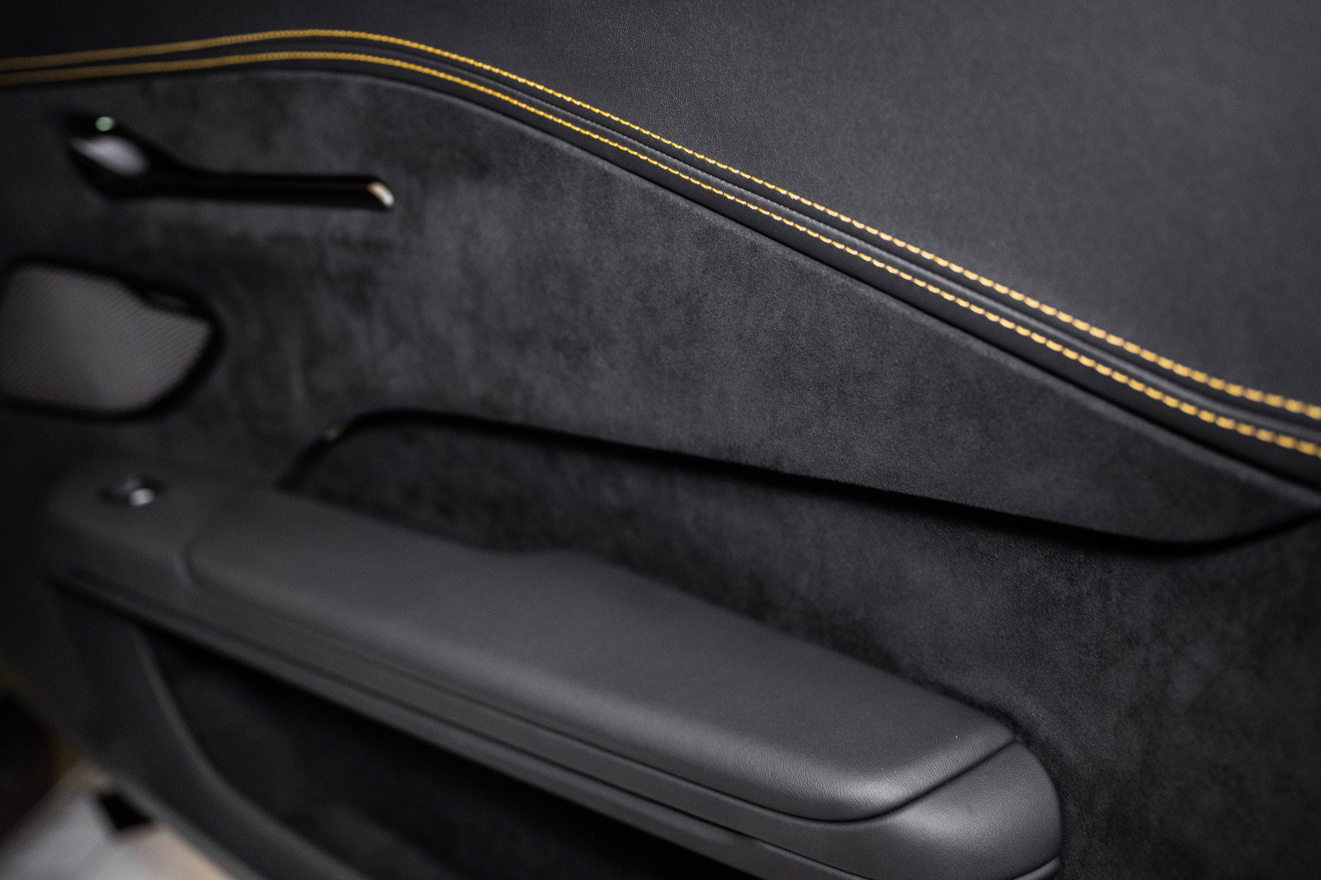 Used 2025 Aston Martin V8 Vantage Coupe image 38