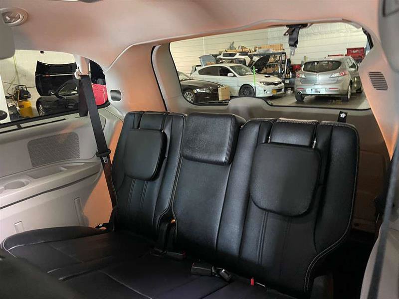 Used 2015 Chrysler Town & Country Touring-L w/ Driver Convenience Group FWD image 42