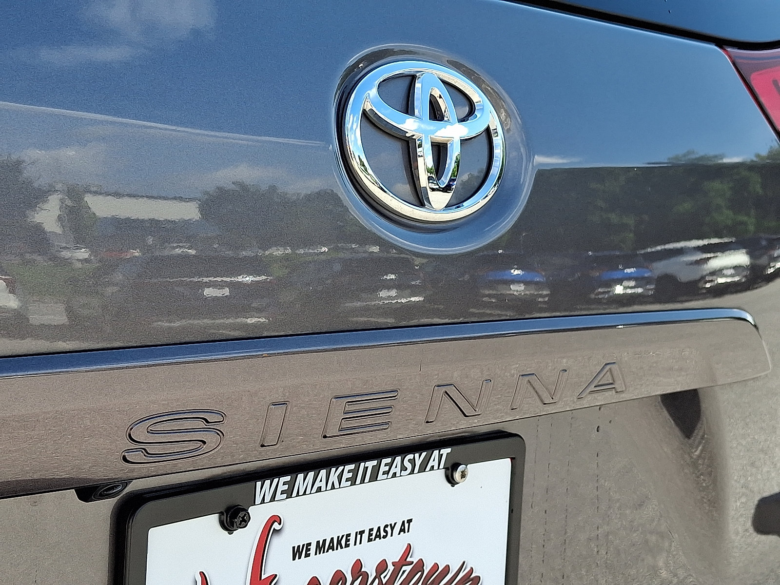 Used 2018 Toyota Sienna XLE w/ XLE Navigation Package FWD image 33