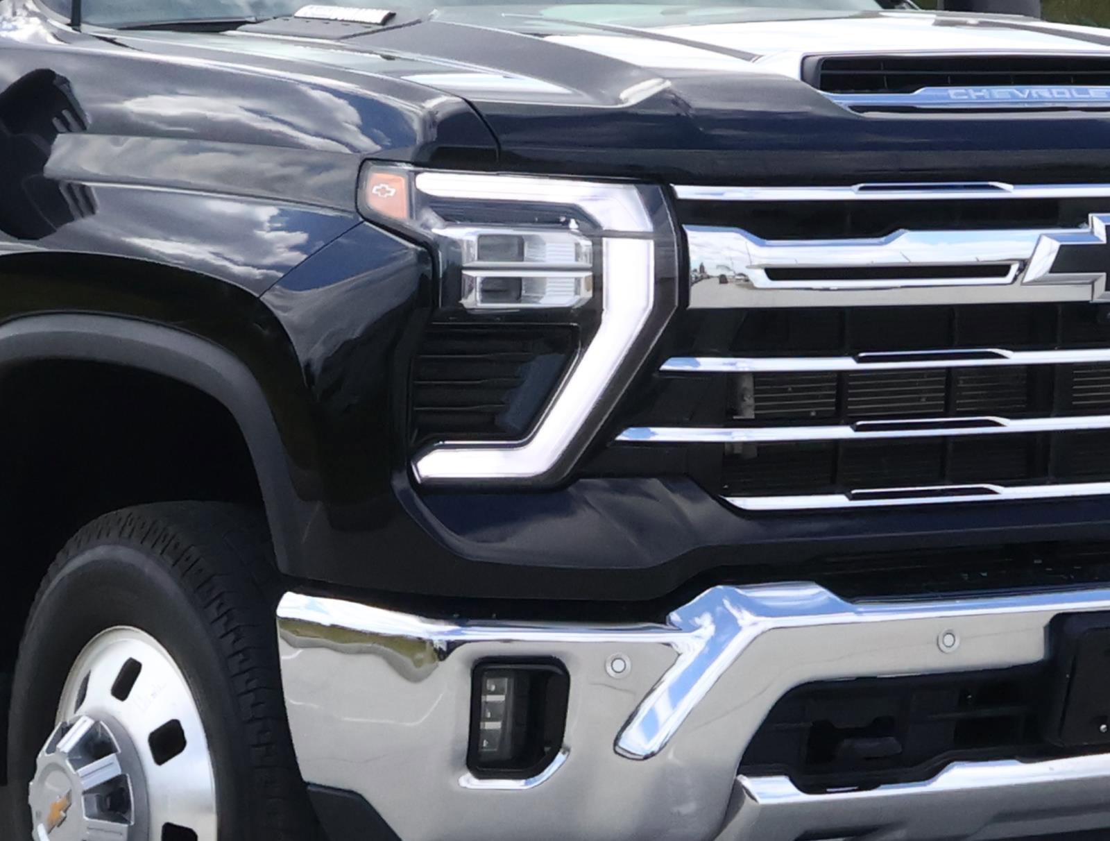Used 2025 Chevrolet Silverado 3500 LTZ w/ LTZ Texas Edition image 9