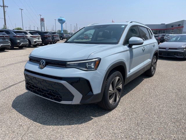 Used 2025 Volkswagen Taos SE w/ Panoramic Sunroof Package image 2