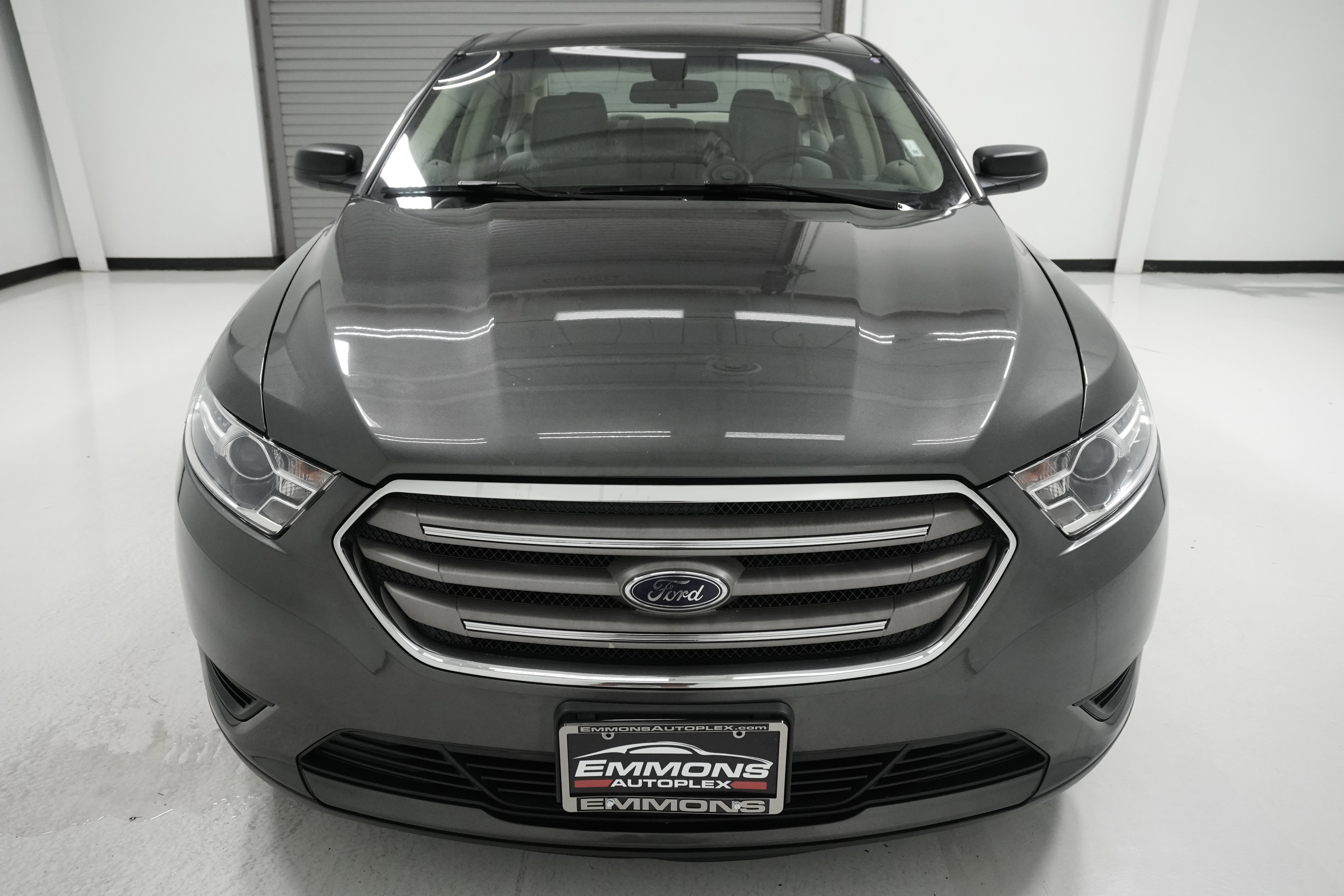 Used 2018 Ford Taurus SE image 2
