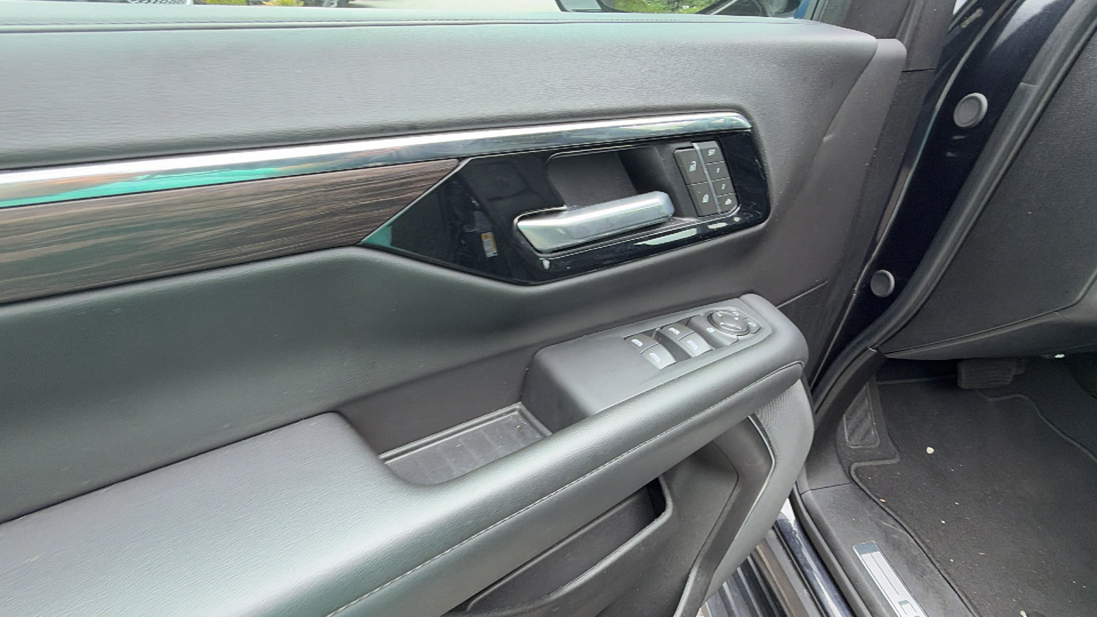 Used 2025 Chevrolet Suburban LT RWD image 15