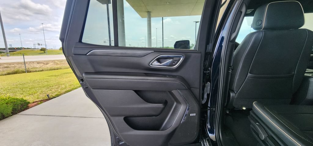 Used 2023 GMC Yukon SLT AWD/4WD image 16
