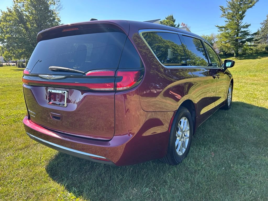 Used 2023 Chrysler Pacifica Touring-L FWD image 3