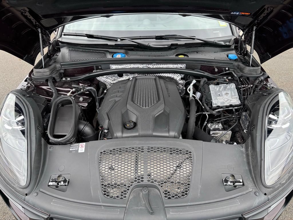 Certified 2026 Porsche Macan AWD/4WD image 31
