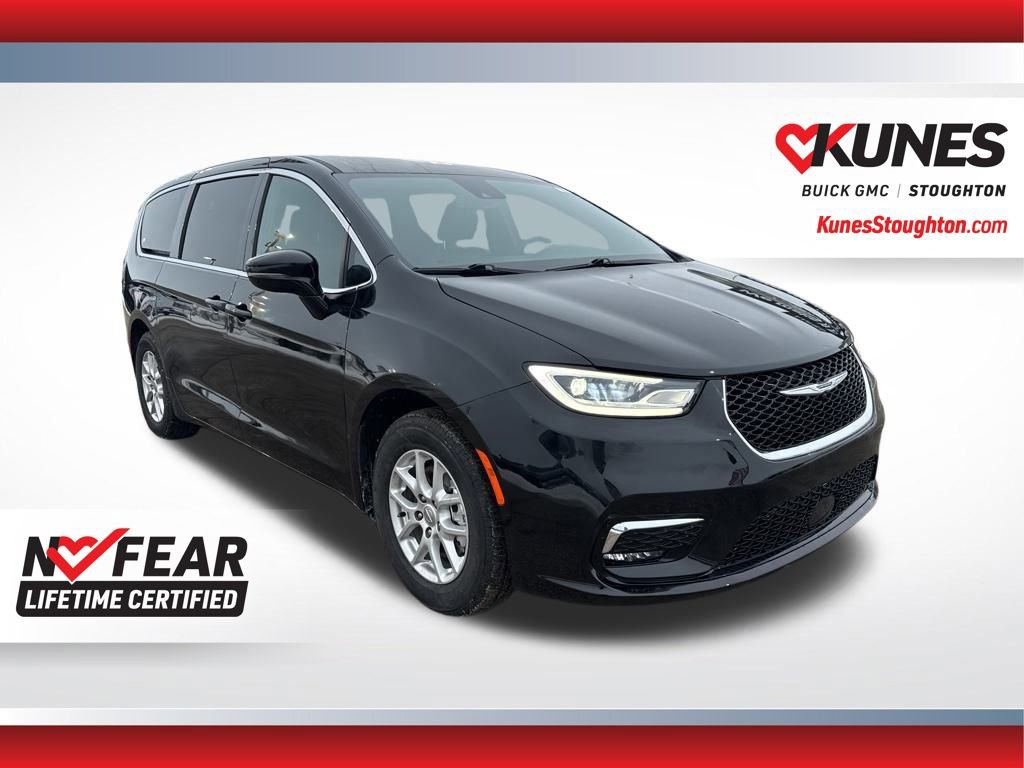 Used 2025 Chrysler Pacifica Select image 4