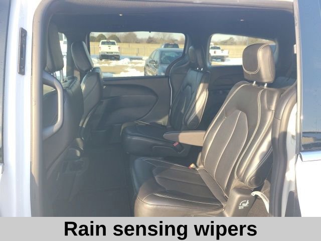 Used 2025 Chrysler Pacifica Select image 16