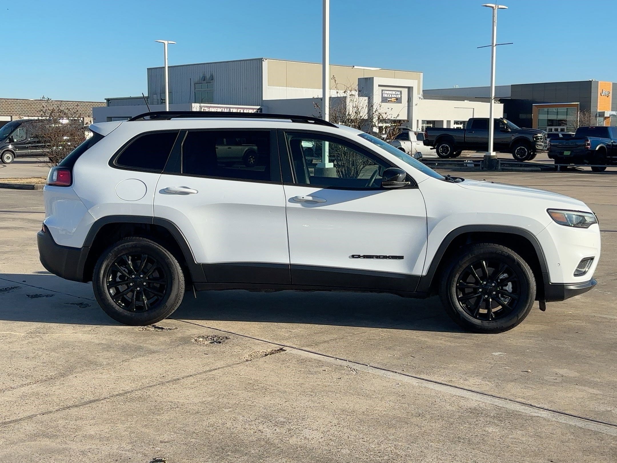 Used 2023 Jeep Cherokee Altitude Lux image 2