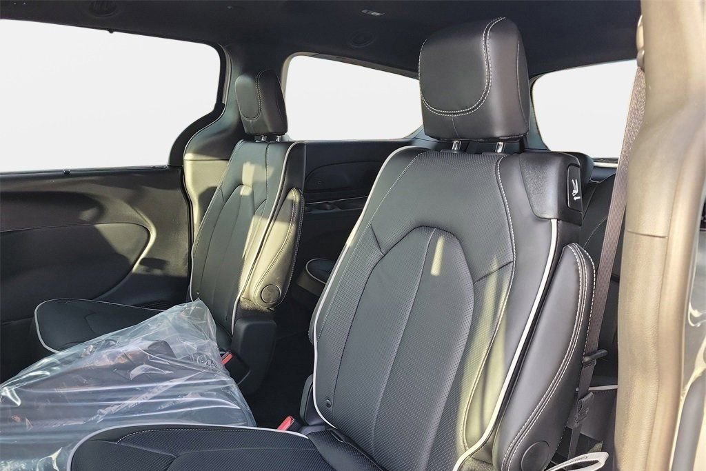 New 2026 Chrysler Pacifica Limited w/ S Appearance Package AWD/4WD image 11