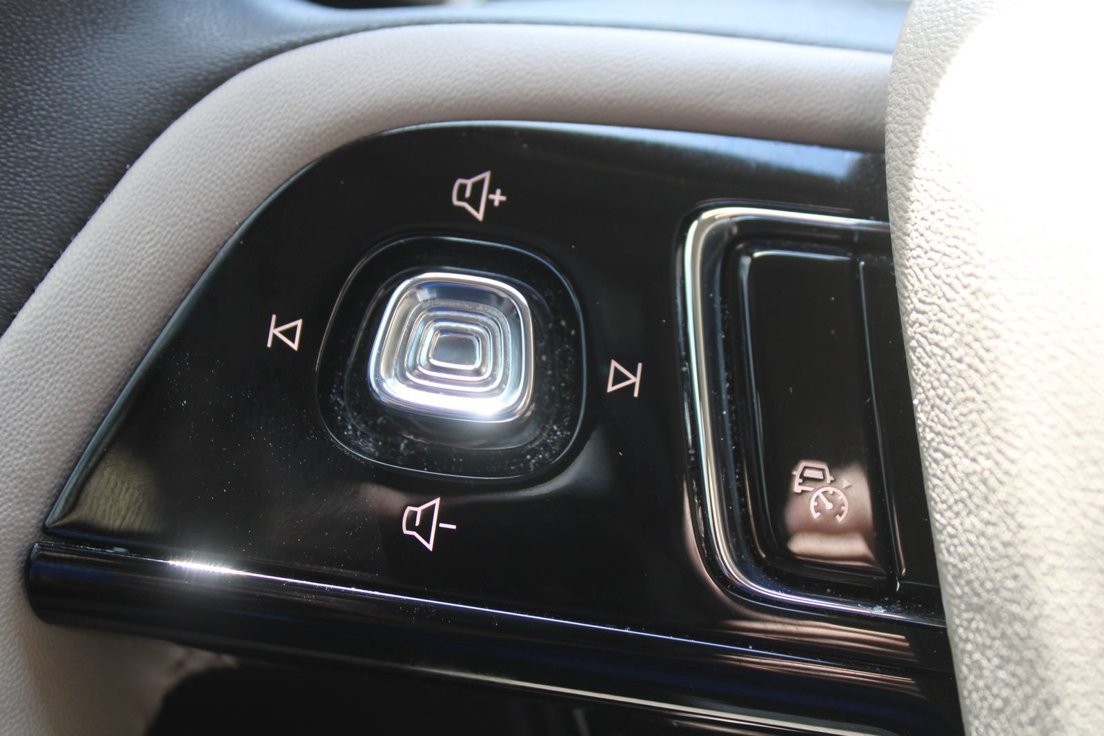Used 2023 Lincoln Corsair FWD w/ Equipment Group 101A image 28