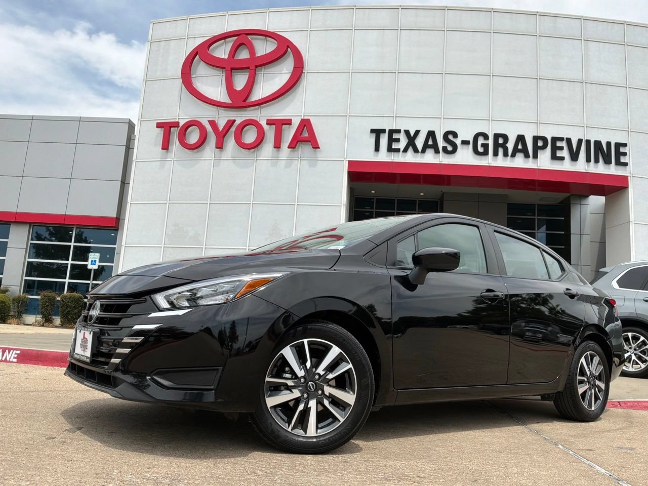 Used 2025 Nissan Versa SV FWD image 2