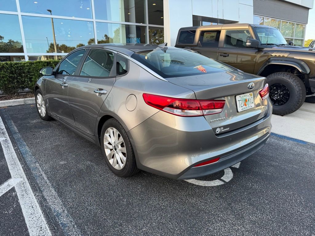 Used 2018 Kia Optima LX w/ 17" Alloy Wheels Package FWD image 3