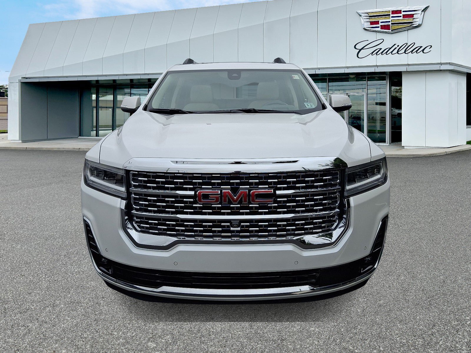 Used 2022 GMC Acadia Denali w/ Denali Ultimate Package FWD image 2