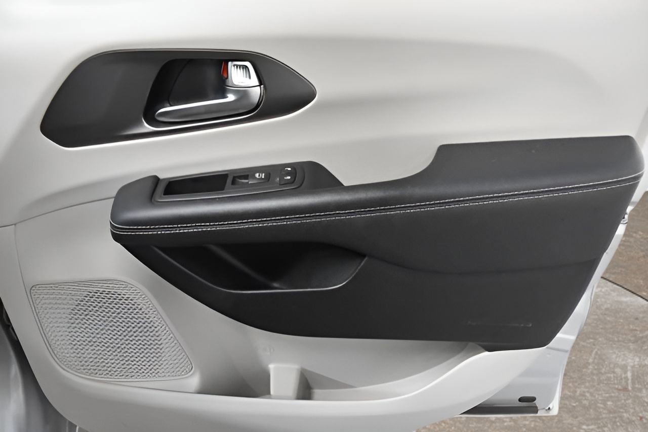 Used 2023 Chrysler Pacifica Touring-L image 10